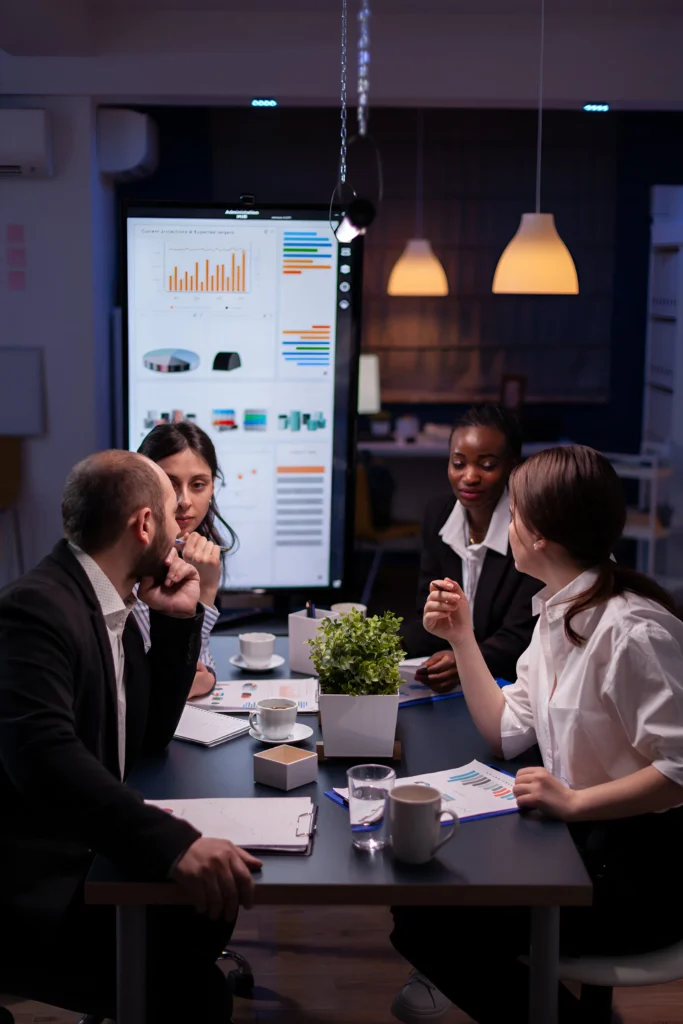 consultores agile curriculos reunidos na mesa de negocios melhorado WEBP