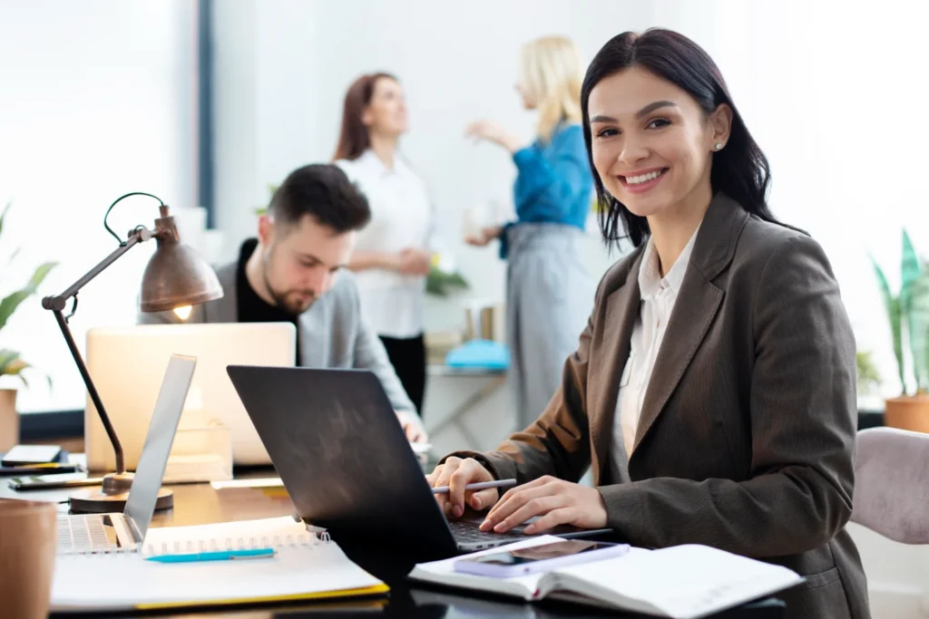 mulher na mesa escritorio fazendo curriculo notebook agile curriculo